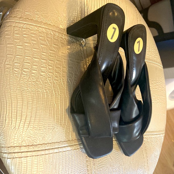 NWT so comfy and chic - Picture 2 of 3